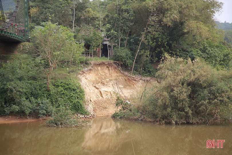 Sạt lở chân cầu treo Chợ Bộng, nhà dân chênh vênh bên bờ sông