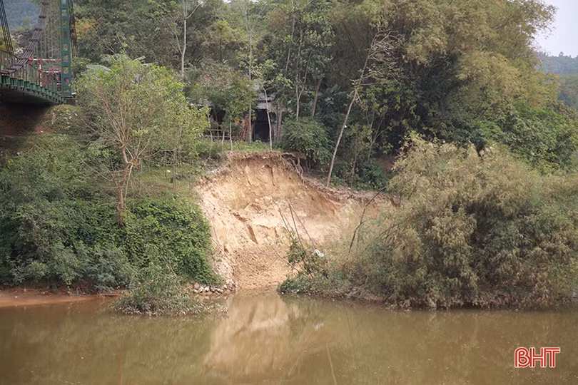 Sạt lở chân cầu treo Chợ Bộng, nhà dân chênh vênh bên bờ sông