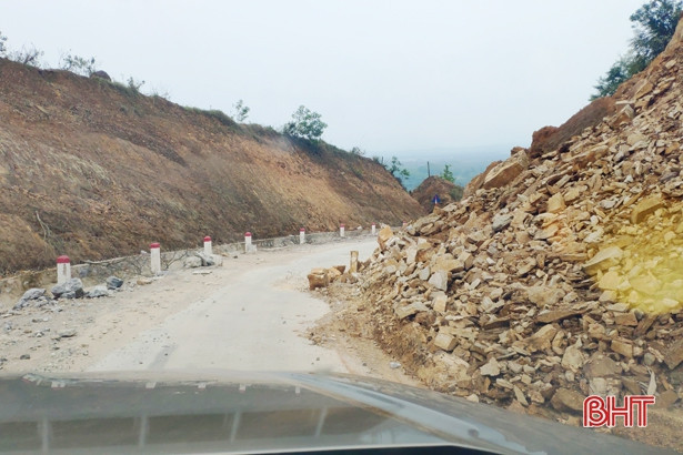 Sớm khắc phục điểm sạt lở, hoàn thành tuyến đường Phúc Trạch - Hương Liên