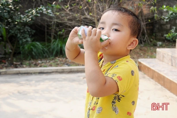 Bố đột ngột qua đời, người mẹ mù biết lấy gì nuôi 3 con thơ