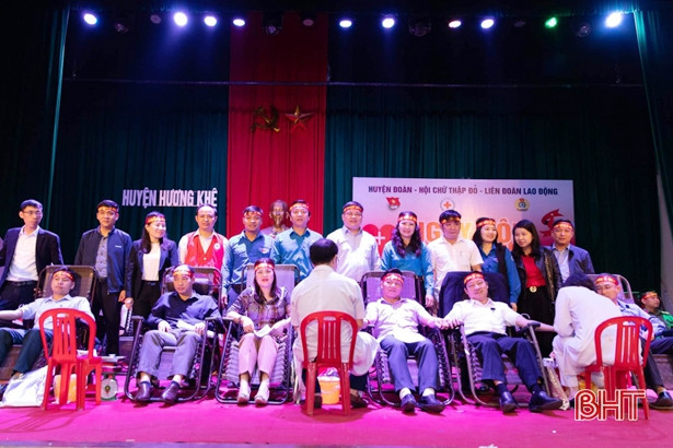 Hơn 400 cán bộ, đoàn viên Hương Khê tình nguyện hiến 268 đơn vị máu 