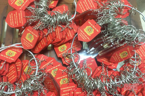 “Móc khóa tố giác tội phạm” - Mô hình ý nghĩa trong đảm bảo an ninh trật tự