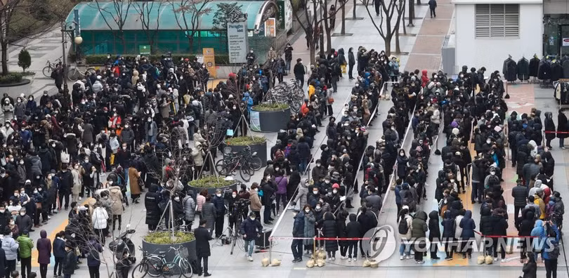 Người dân Daegu rồng rắn xếp hàng mua 5 chiếc khẩu trang