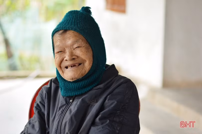 Cụ ông 107 tuổi ở Hà Tĩnh làm thơ, đọc sách không cần đeo kính