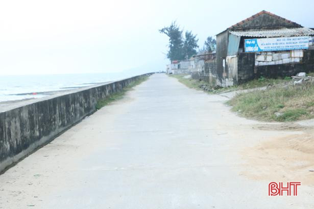 Rác đã được dọn sạch trên kè chắn sóng và bến Cồn Gò Cẩm Nhượng