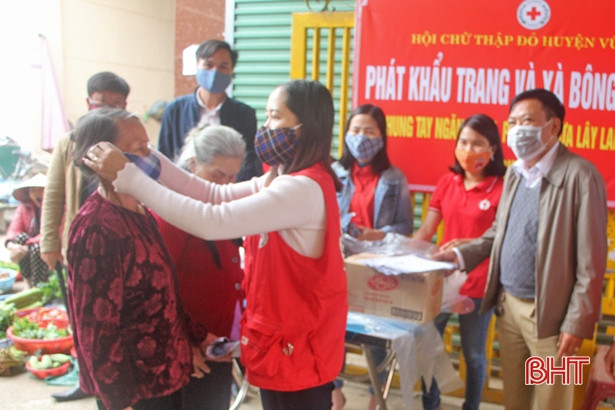 Phát 1.000 khẩu trang và 500 bánh xà phòng cho người dân Vũ Quang