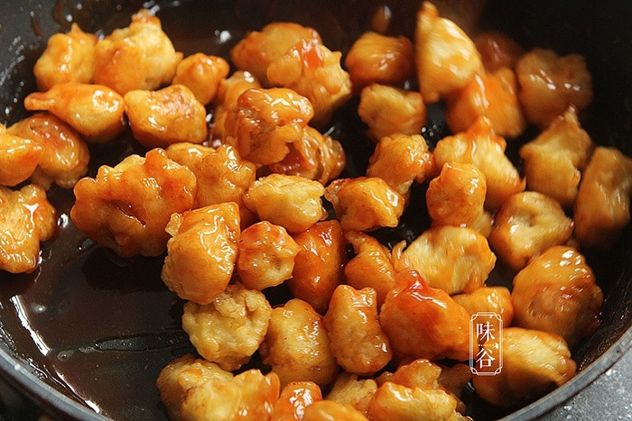 15 phút mẹ làm món ức gà sốt chua ngọt, bé càng ăn càng mê mẩn