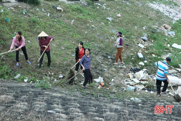 Rác đã được dọn sạch trên kè chắn sóng và bến Cồn Gò Cẩm Nhượng