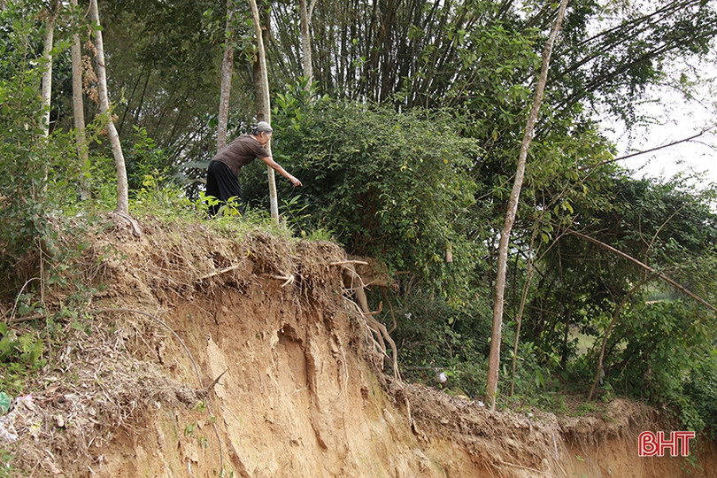 Sạt lở chân cầu treo Chợ Bộng, nhà dân chênh vênh bên bờ sông