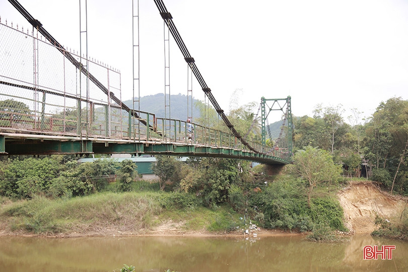 Sạt lở chân cầu treo Chợ Bộng, nhà dân chênh vênh bên bờ sông