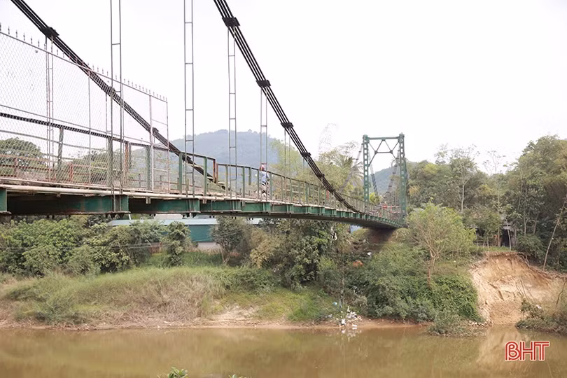 Sạt lở chân cầu treo Chợ Bộng, nhà dân chênh vênh bên bờ sông