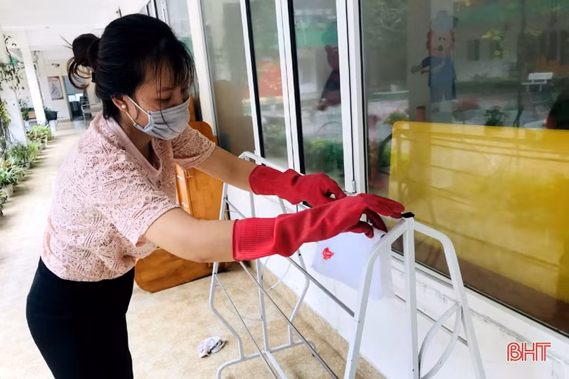 Cô giáo trường Mầm non Trí Đức bám trường trong mùa dịch