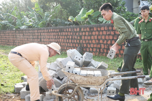 Hơn 50 CBCS Công an Hà Tĩnh giúp dân Cẩm Thịnh xây dựng nông thôn mới