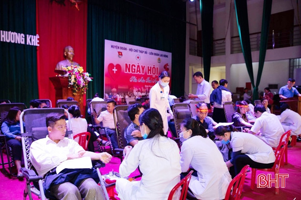 Hơn 400 cán bộ, đoàn viên Hương Khê tình nguyện hiến 268 đơn vị máu 