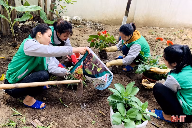 Cô giáo trường Mầm non Trí Đức bám trường trong mùa dịch