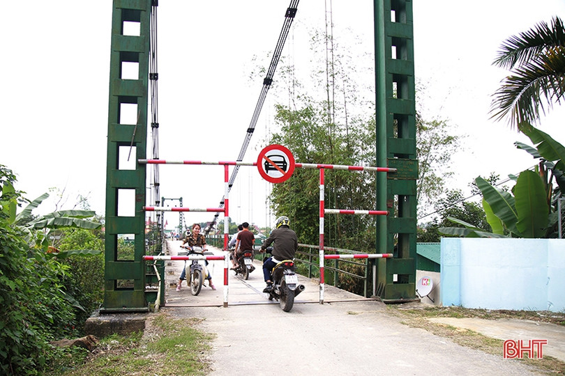 Sạt lở chân cầu treo Chợ Bộng, nhà dân chênh vênh bên bờ sông