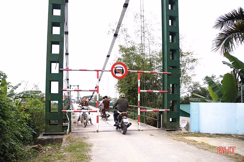 Sạt lở chân cầu treo Chợ Bộng, nhà dân chênh vênh bên bờ sông