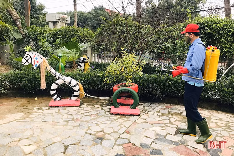 Cô giáo trường Mầm non Trí Đức bám trường trong mùa dịch