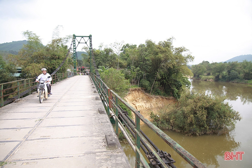 Sạt lở chân cầu treo Chợ Bộng, nhà dân chênh vênh bên bờ sông
