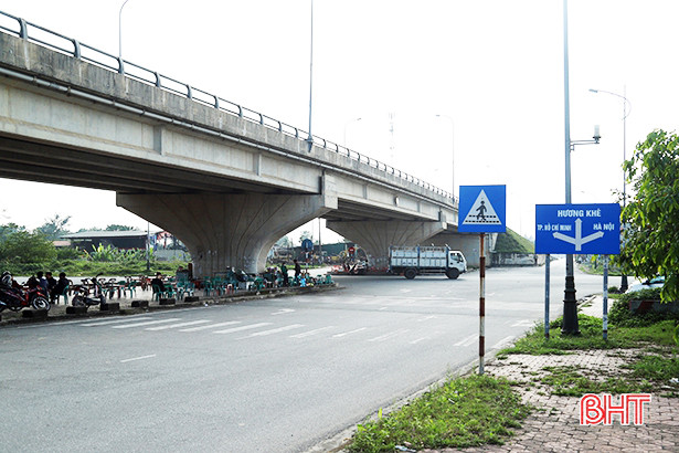 Cần làm gờ giảm tốc và đèn tín hiệu cảnh báo tại nút giao cầu vượt Thạch Linh