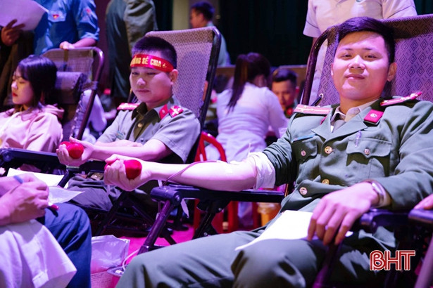 Hơn 400 cán bộ, đoàn viên Hương Khê tình nguyện hiến 268 đơn vị máu 