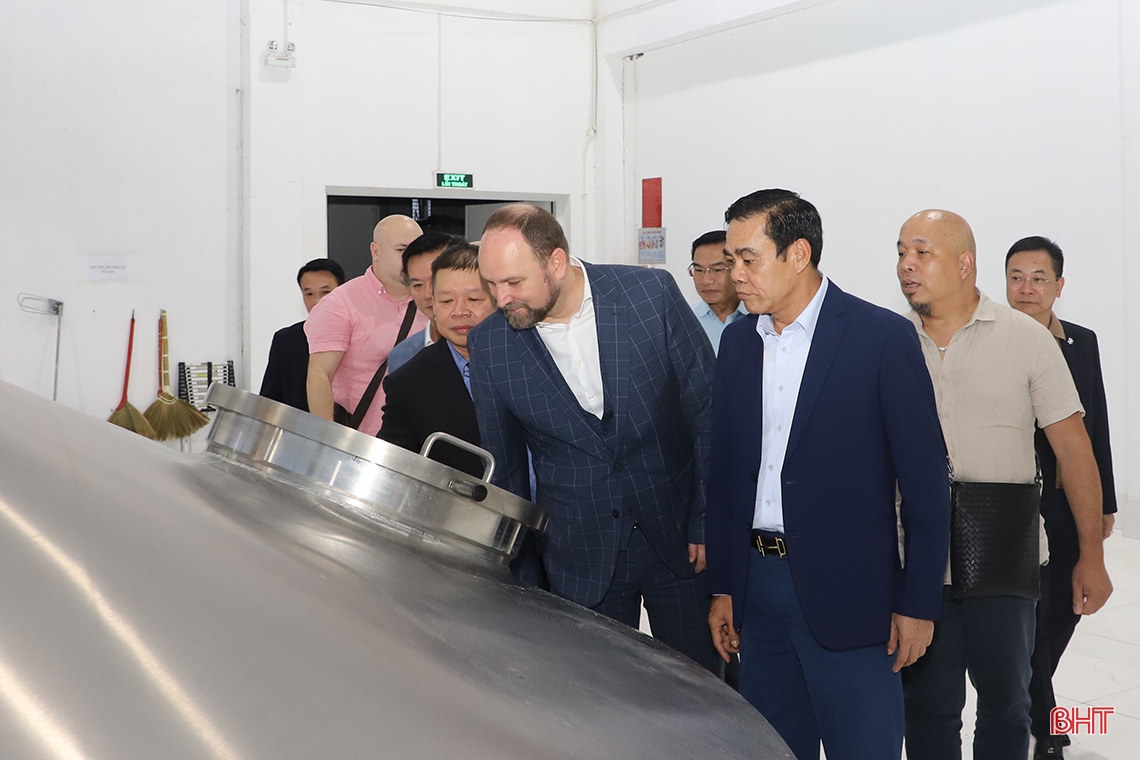 Đoàn công tác vùng tự trị Trnava - Slovakia tìm hiểu nhà máy sản xuất bia tại Hà Tĩnh