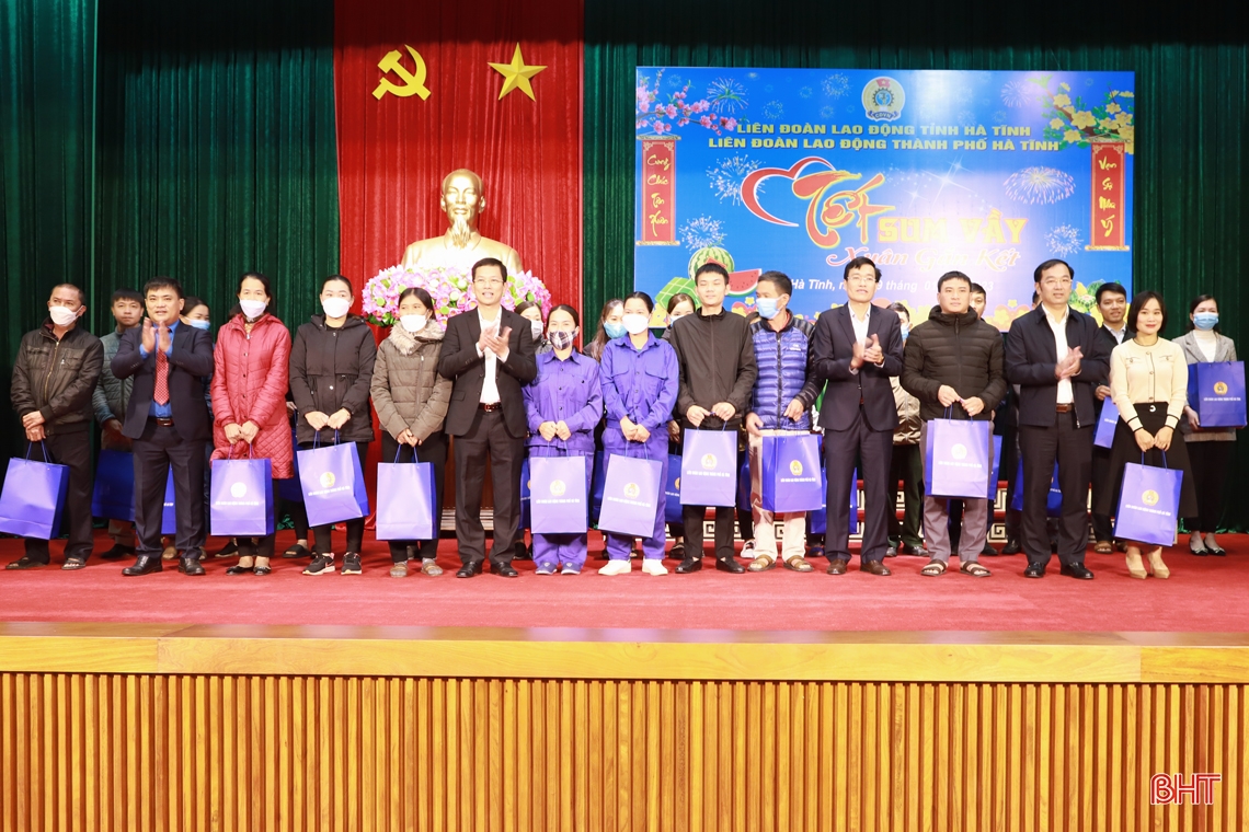 Lãnh đạo tỉnh vui “Tết sum vầy - Xuân gắn kết” cùng người lao động thành phố Hà Tĩnh