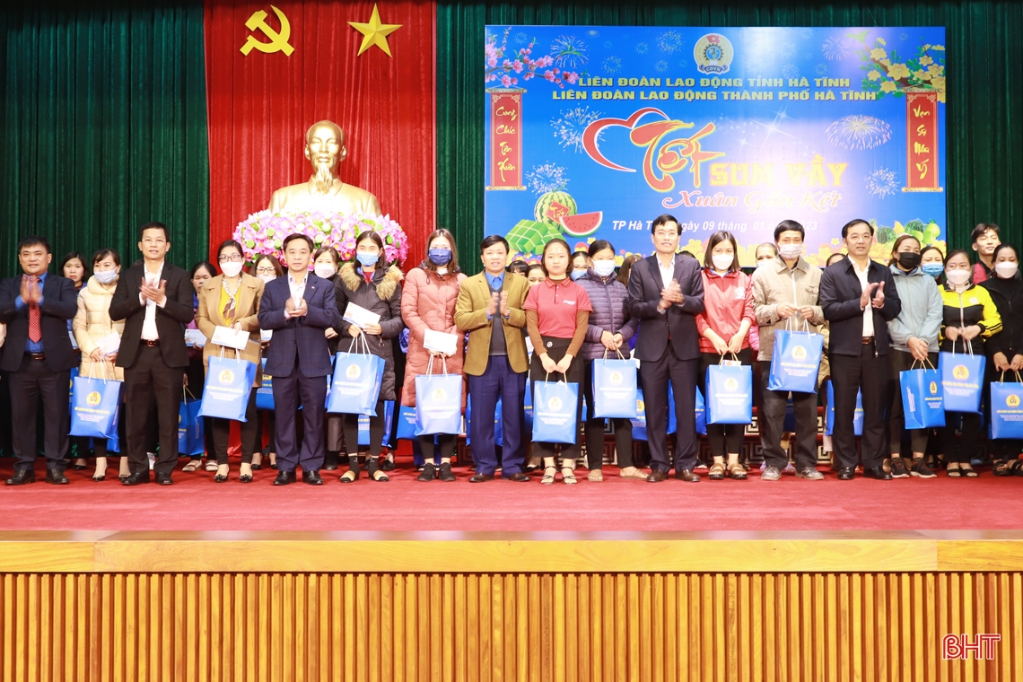 Lãnh đạo tỉnh vui “Tết sum vầy - Xuân gắn kết” cùng người lao động thành phố Hà Tĩnh