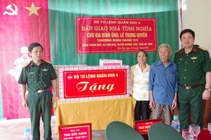 Bộ Tư lệnh Quân khu 4 bàn giao nhà tình nghĩa tại Hương Sơn