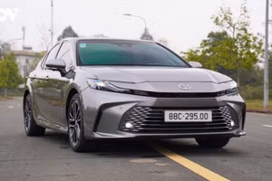 Toyota Camry Hybrid có giá mới, giảm 140 triệu đồng