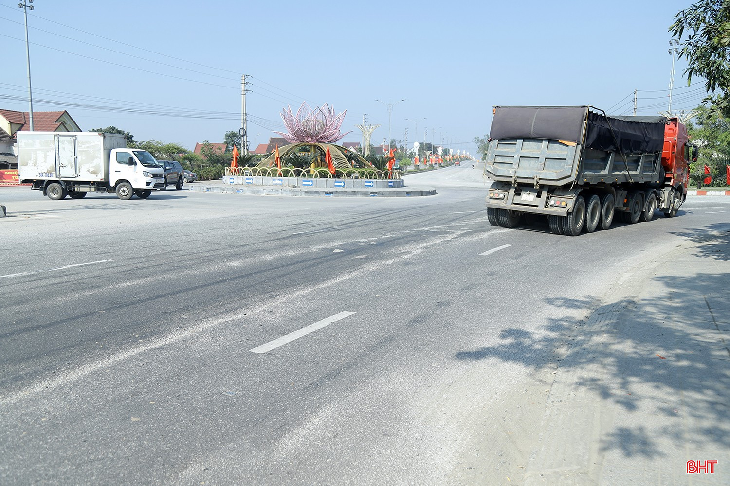 “Mỗi lần di chuyển qua đoạn tuyến quốc lộ 1 ở phường Nam Hồng Lĩnh, trong đó có vòng xuyến Bùi Cầm Hổ, tôi thấy mặt đường xuất hiện tình trạng lồi lõm, nếu không cẩn thận có thể dẫn tới mất lái, gây mất an toàn cho phương tiện”, tài xế Lê Hoàng Thái Dương (SN 1994, trú phường Hà Huy Tập, tỉnh Hà Tĩnh) phản ánh.