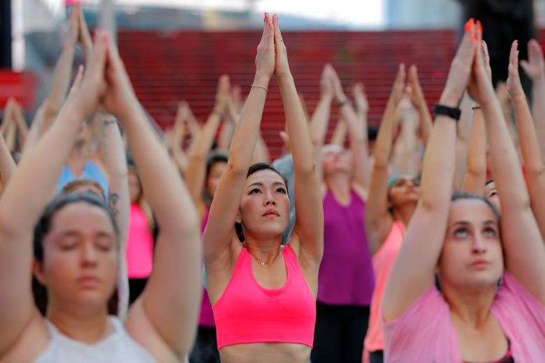 hang nghin nguoi tap yoga don ngay ha chi tren quang truong thoi dai