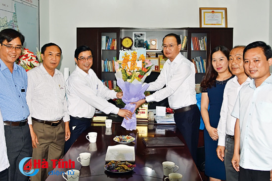 lanh dao ha tinh chuc mung cac co quan bao chi nhan ngay truyen thong