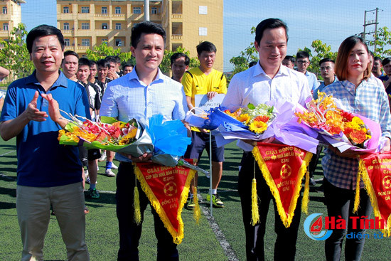 khoi tranh giai bong da cup hoi nha bao ha tinh lan thu 4