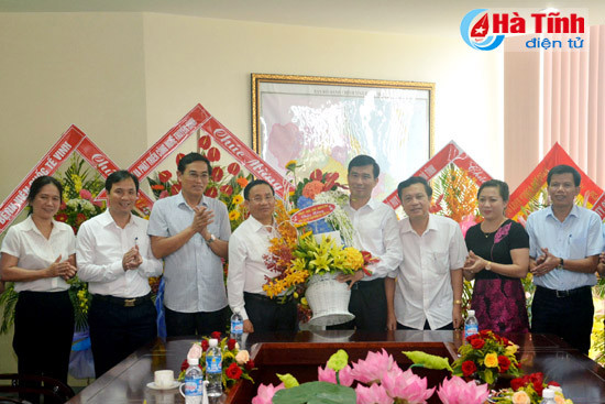 lanh dao ha tinh chuc mung cac co quan bao chi nhan ngay truyen thong