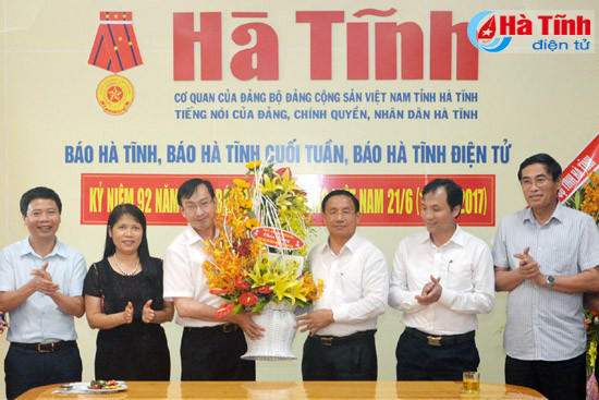 lanh dao ha tinh chuc mung cac co quan bao chi nhan ngay truyen thong