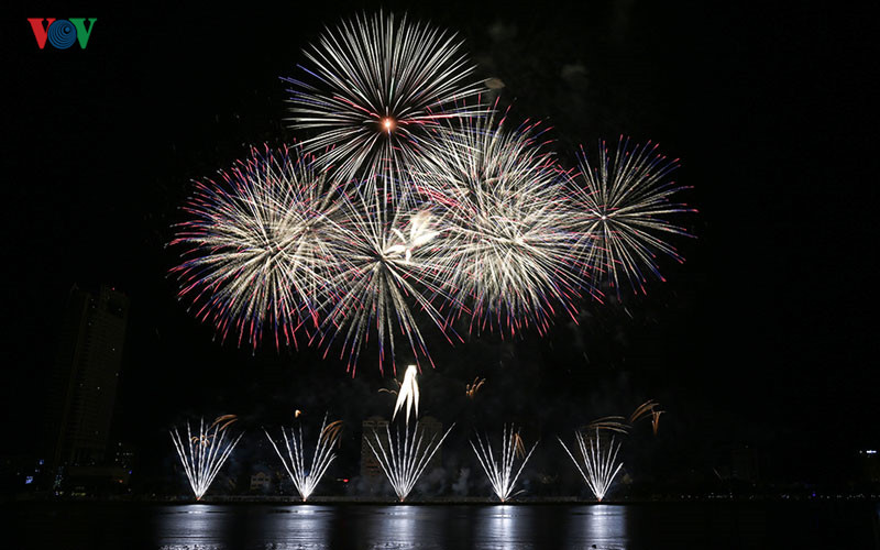 chung ket le hoi phao hoa quoc te da nang ban tinh ca lang man