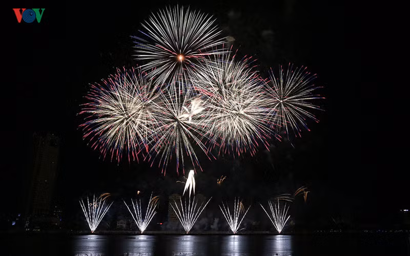 chung ket le hoi phao hoa quoc te da nang ban tinh ca lang man