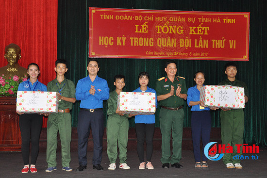 chien sy nhi khoc nhu mua khi phai chia tay gia ban