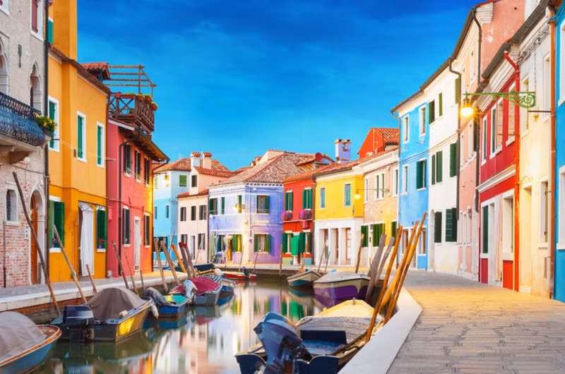 Burano, Italy: Những ngôi nhà sang trọng của hòn đảo đông dân Burano trông giống như kết quả của việc trẻ em làm đổ hộp sơn khổng lồ, khiến nhiều du khách cảm thấy tâm trạng vui vẻ. Ảnh: Alamy. nhung dia danh hut khach nho sac mau loe loet