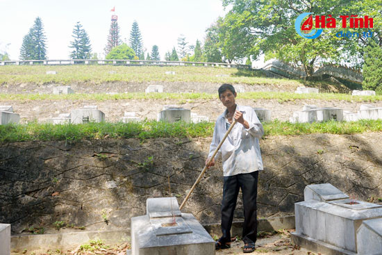 nguoi quan trang tan tuy o nghia trang liet sy nam