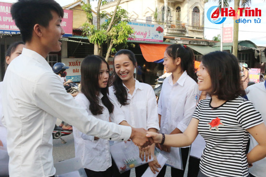giup sy tu ha nhiet ap luc thi
