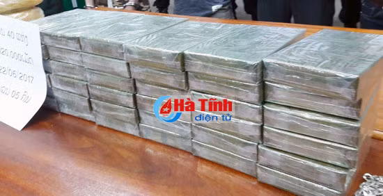 pha chuyen an lon thu 40 banh he ro in 120 000 vien ma tuy tong hop