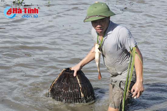 Độc đáo lễ hội đánh cá Đồng Hoa