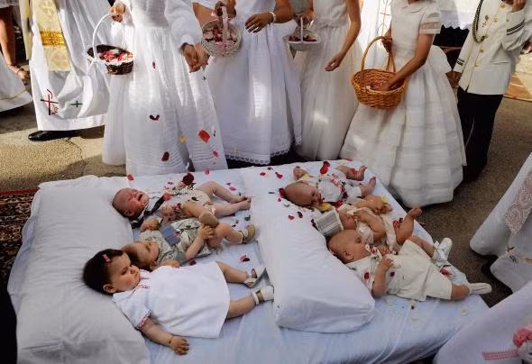 ben trong le hoi nhay nhot ky la baby jumping cua tay ban nha