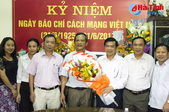 lanh dao ha tinh chuc mung cac co quan bao chi nhan ngay truyen thong