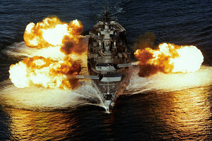 photo cuoi len va tham quan chien ham new jersey cua hai quan my