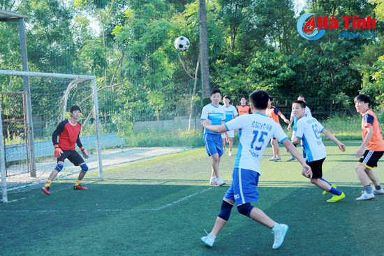 khoi tranh giai bong da cup hoi nha bao ha tinh lan thu 4
