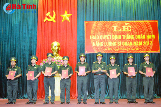trao quyet dinh thang quan ham cho 46 can bo sy quan bdbp ha tinh