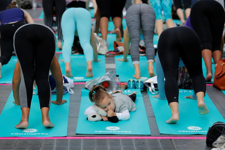 hang nghin nguoi tap yoga don ngay ha chi tren quang truong thoi dai